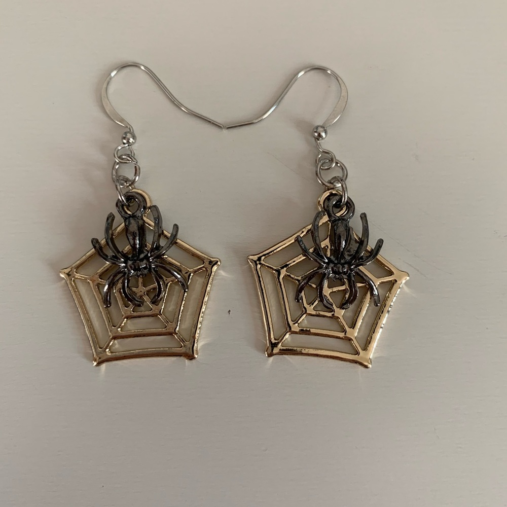 🕷 Black and gold spider web earrings 🕷